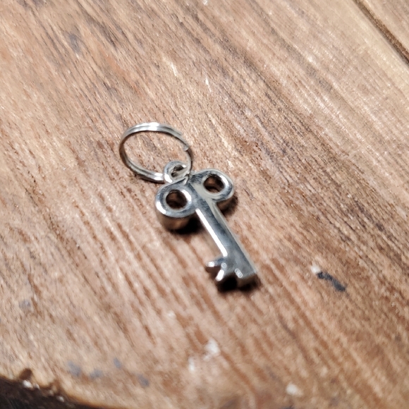 Delicate‎ Victorian Key Pendant P280 - Picture 1 of 2
